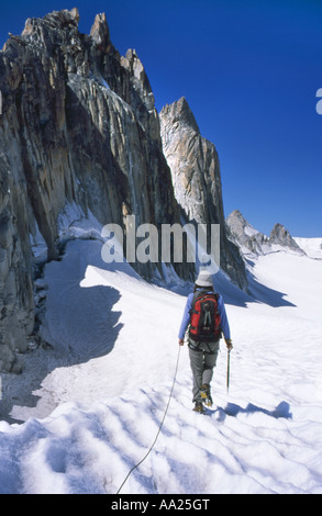 Camminare sotto le Aiguilles Dorees, sul Plateau du Trient nelle Alpi Svizzere Foto Stock
