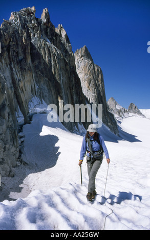 Camminare sotto le Aiguilles Dorees, sul Plateau du Trient nelle Alpi Svizzere Foto Stock