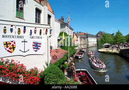 Gite in barca su un canale nel centro storico di Bruges, Belgio Foto Stock