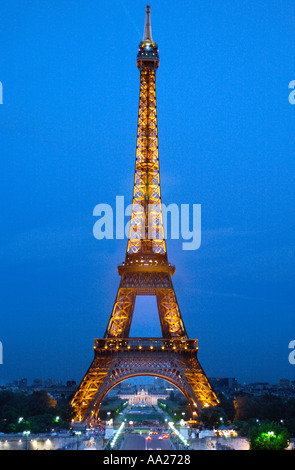 La torre Eiffel di notte dal Trocadero, Parigi, Francia Foto Stock