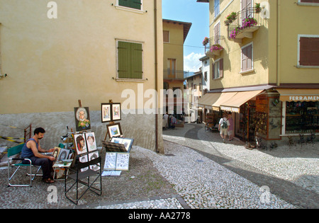 L'artista di strada nel centro storico, Malcesine, Lago di Garda, Italia Foto Stock