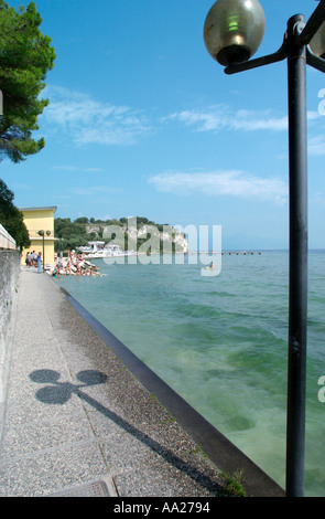 Area di spiaggia nella città vecchia, a Sirmione sul Lago di Garda, Italia Foto Stock