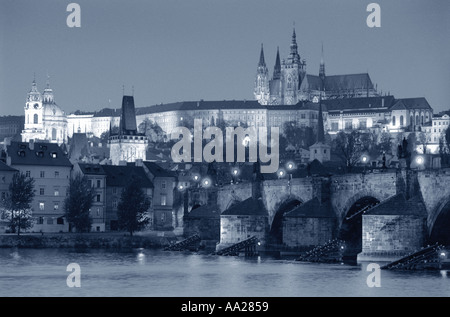 Il Ponte Carlo quartiere Castello di notte Praga Repubblica Ceca Foto Stock