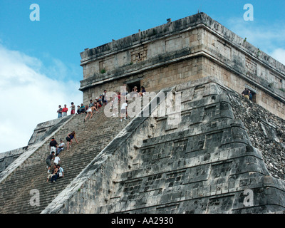 I turisti salendo la grande piramide di Chichen Itza, Messico Foto Stock