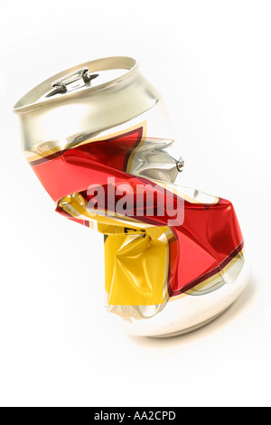 Un ritratto immagine astratta di una schiacciata tennents birra può contro uno sfondo bianco Foto Stock