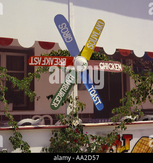 Menu scritto su un vecchio ventilatore da soffitto visualizzati al di fuori di una taverna su Anti-Paros Island Isole greche Foto Stock