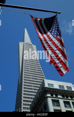 Piramide Transamerica (1969-1972) con la bandiera americana in primo piano, San Francisco, California Foto Stock