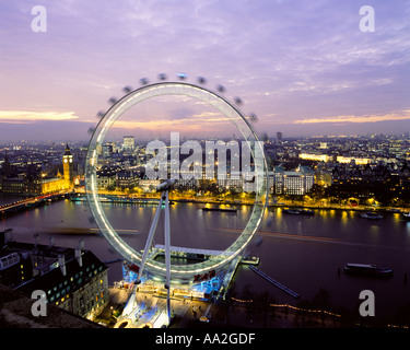 Regno Unito Londra vista in elevazione del BA London Eye e la casa del parlamento Foto Stock