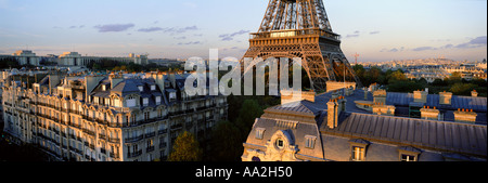Francia Paris Eiffel Tower VISTA SOPRA I TETTI Foto Stock