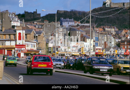 Il traffico intenso su Foreshore Road, South Bay, Scarborough, North Yorkshire, Inghilterra, Regno Unito. Foto Stock