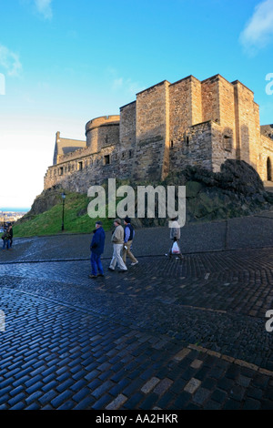 Vista di St Margaret's Chapel cercando dal Museo Nazionale della Guerra, il Castello di Edimburgo in inverno Foto Stock