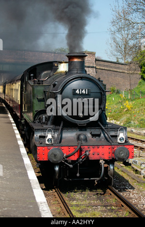 GWR ex serbatoio del motore che arrivano in corrispondenza della piattaforma 1 Quorn Stazione, Grande Stazione Centrale, Leicestershire Foto Stock