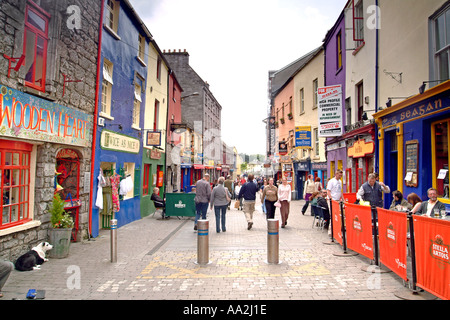 Vista lungo Quay Street a Galway in Irlanda. Foto Stock