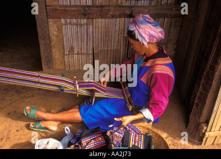 1, uno, Lisu donna, gruppo etnico, minoranza etnica, della tribù della collina, Weaver, tessitura su telaio, Chiang Mai Provincia, Thailandia, Sud-est asiatico, in Asia Foto Stock