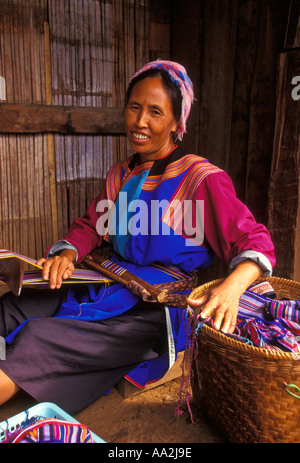 1, uno, Lisu donna, gruppo etnico, minoranza etnica, della tribù della collina, Weaver, tessitura su telaio, Chiang Mai Provincia, Thailandia, Sud-est asiatico, in Asia Foto Stock