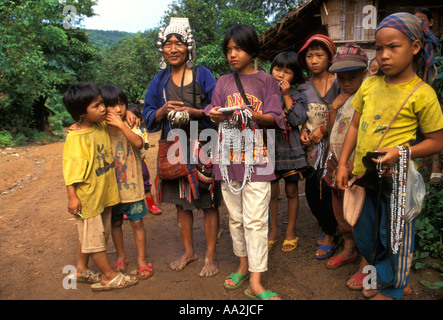 Donna Akha, Akha, donna vecchia donna, ragazzi e ragazze, bambini appartenenti a una minoranza etnica, hill tribe Village Chiang Mai Provincia, Thailandia, Sud-est asiatico, in Asia Foto Stock