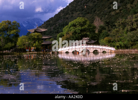 Il ponte di pietra, cinque phoenix wufeng tempio, drago nero parco piscina, lijiang, nella provincia dello Yunnan in Cina e Asia Foto Stock