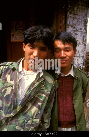 Gli uomini cinesi, cinesi, uomini, gli uomini adulti, adulti, adulti, uomini buoni amici, la Città Vecchia di Lijiang, nella provincia dello Yunnan in Cina e Asia Foto Stock