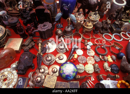 Fornitore di antiquariato, la vendita di oggetti di antiquariato, souvenir, collezionismo, artigianato, mercato all'aperto, la Città Vecchia di Lijiang, nella provincia dello Yunnan in Cina e Asia Foto Stock