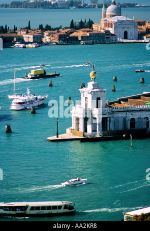 L'Italia, Venezia, piccola chiesa dalla laguna di acqua, il traffico che passa, vista in elevazione Foto Stock