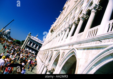 L'Italia, Venezia Palazzo Ducale il Palazzo dei Dogi, la quota del bianco edificio di pietra arcuato con colonne, turisti in piazza Foto Stock