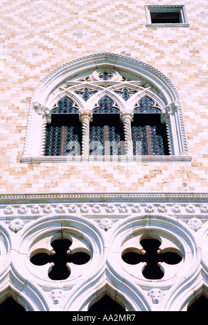 L'Italia, Venezia Palazzo Ducale Palazzo Ducale dettaglio, arcuato finestra decorate a motivi geometrici nel muro di pietra a basso angolo di visione Foto Stock