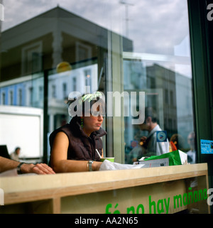 Una donna in un ristorante finestra al Mercato di Portobello Road a Notting Hill Gate West London Inghilterra England Regno Unito Foto Stock