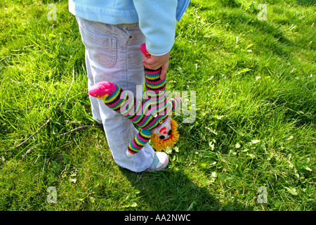 Un giovane bambino giocattolo di contenimento clown Foto Stock