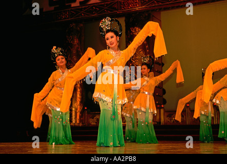 Le donne cinesi ballerini danzare performance di danza musica e danza durante la Dinastia Tang nel teatro della città capitale di Xian nella provincia di Shaanxi in Cina Foto Stock