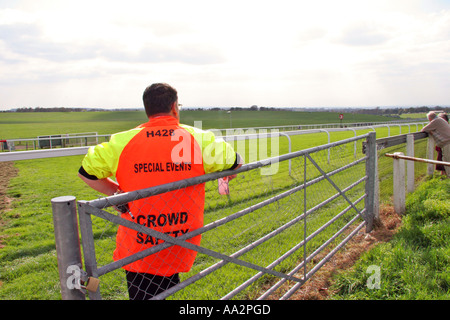 Steward presso la Epsom racecouse - riunione del mese di aprile Foto Stock