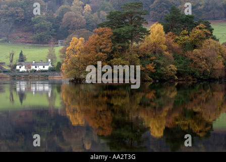 Autunno riflessione a rydal Foto Stock