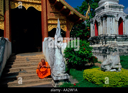 Thai monaco, monaco buddista, lettura, wihaan, viharn, Wat Phra Singh, Chiang Mai e Chiang Mai provincia, Thailandia, sud-est asiatico, in Asia Foto Stock