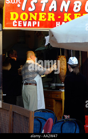 Un ristorante la preparazione di carne Foto Stock