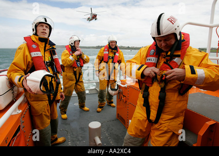 RNLI Yarmouth scialuppa di salvataggio esercizio con aria Sea Rescue Helecopter India Giulietta Isle of Wight England Regno Unito Foto Stock