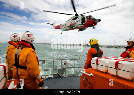 RNLI Yarmouth scialuppa di salvataggio esercizio con aria Sea Rescue Helecopter India Giulietta Isle of Wight England Regno Unito Foto Stock