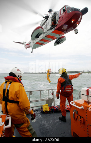 RNLI Yarmouth scialuppa di salvataggio esercizio con aria Sea Rescue Helecopter India Giulietta Isle of Wight England Regno Unito Foto Stock