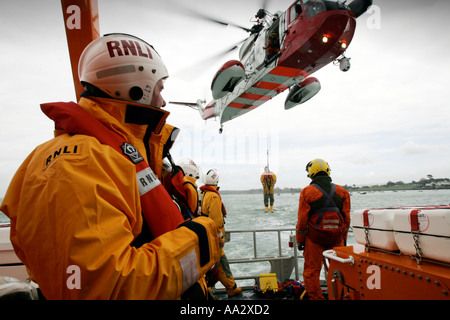 RNLI Yarmouth scialuppa di salvataggio esercizio con aria Sea Rescue Helecopter India Giulietta Isle of Wight England Regno Unito Foto Stock