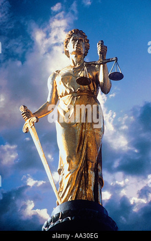Scale di giustizia. Statua di Lady Justice a New York. Tribunale degli Stati Uniti a Brooklyn, New York USA Foto Stock