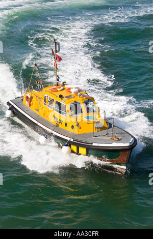 Il porto di Poole lancio del progetto pilota Venture arrivando a togliere il pilota da un canale di uscita traghetti isole Foto Stock