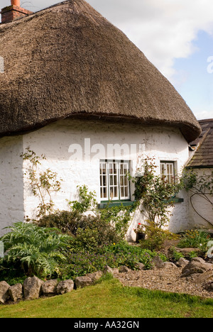 Cottage con il tetto di paglia, Adare, Co. Limerick, Irlanda Foto Stock