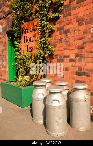 Vecchio bidoni per il latte e tè pubblicità alla stazione di Rothley sull'GCR Foto Stock