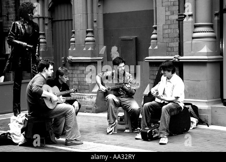 Musicista di strada vicino a Grafton Street, Dublin, Irlanda Foto Stock