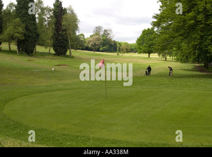 Due uomini la riproduzione di Pitch & Putt Golf nella motivazione della Woodthorpe Grange Park, Nottingham REGNO UNITO Foto Stock
