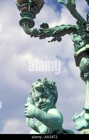 Francia Paris dettaglio della statua ornata sul Pont Alexander III Bridge Foto Stock