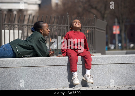 La madre e il bambino godetevi il clima mite su un soleggiato inizio giornata di primavera in New Haven Connecticut USA Foto Stock