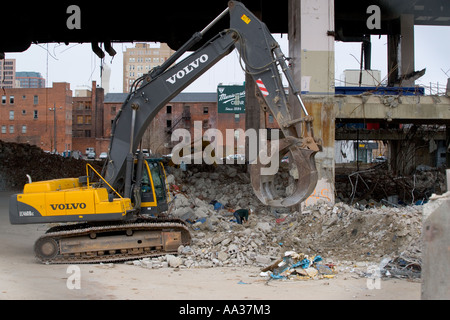 Volvo gigante caricatore retroescavatore wrecking digger il trattore la demolizione di un edificio di grandi dimensioni in New Haven Connecticut USA Foto Stock