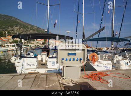 Punto elettrico per imbarcazioni del porto al Bol Isola di Brac Dalmazia Croazia Foto Stock