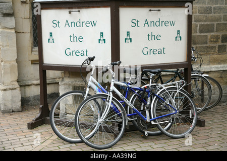 Biciclette parcheggiate su st Andrews la chiesa porta in Cambridge Foto Stock