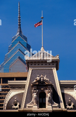 Philadelphia City Hall (1871-1901) e One Liberty Place edifici in centro. Architettura contrastante del 19th° e 20th° secolo Pennsylvania USA Foto Stock