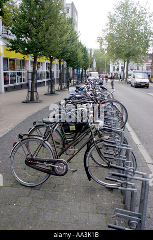 Spingere la bici al mercato olandese città Groningen Paesi Bassi Foto Stock